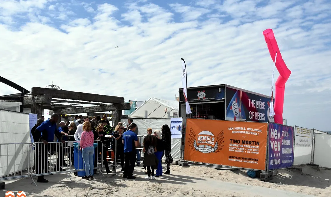 Entree van een festival met afzetting en bedrukte zeilen