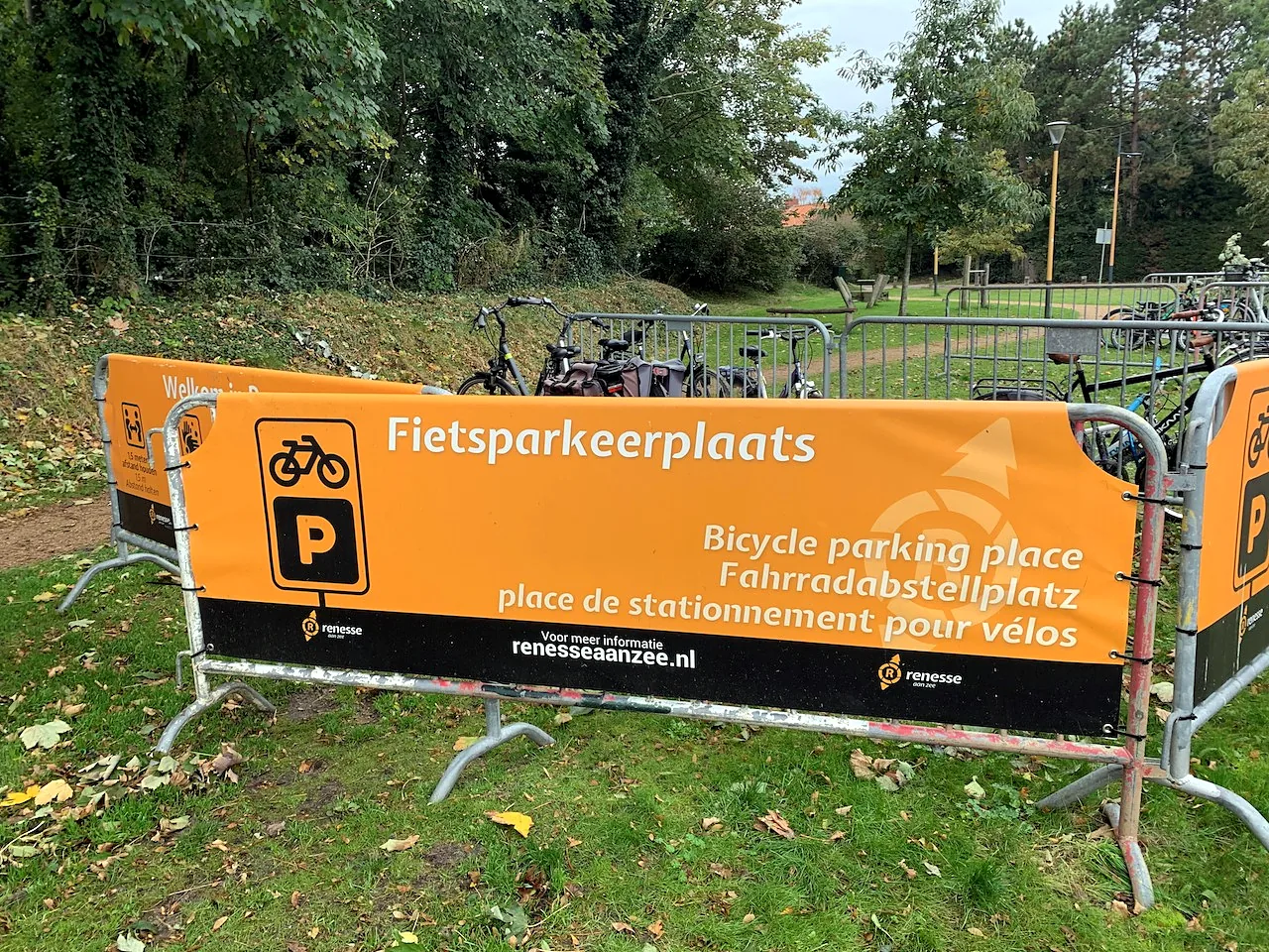 Dranghekken met een bedrukt zeil voor een fietsparkeerplaats
