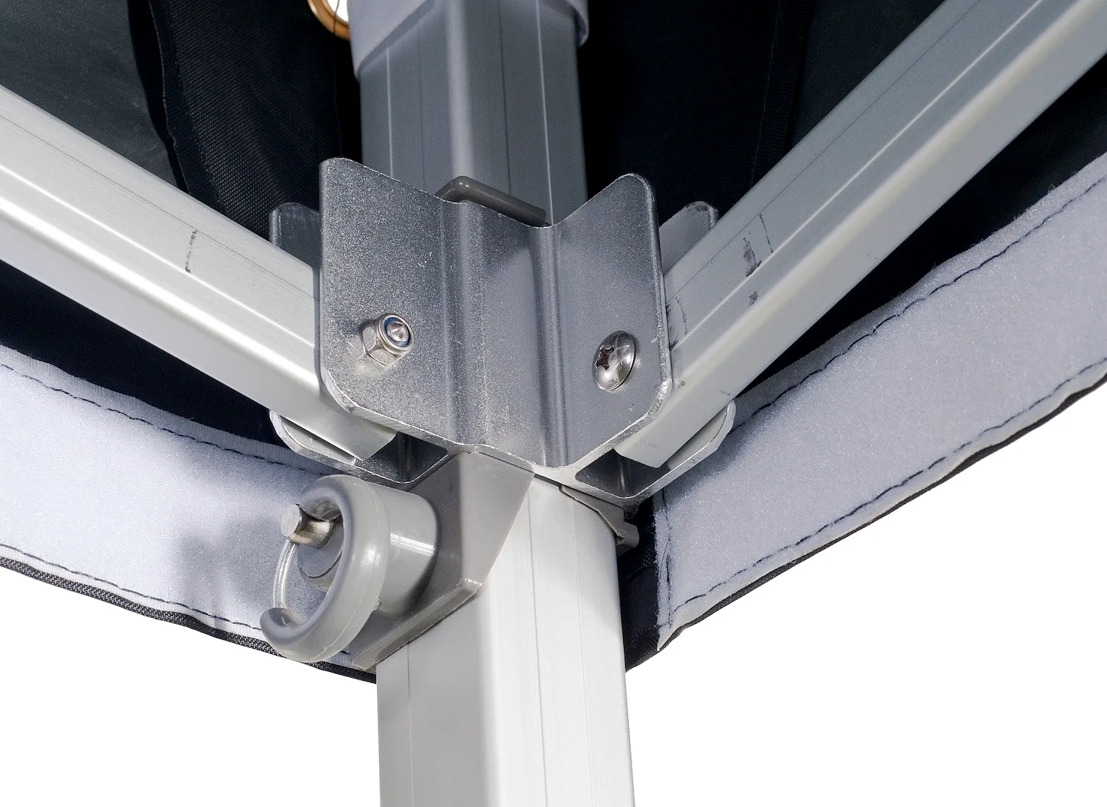 Detail van de hoekverbinding van een aluminium tentframe